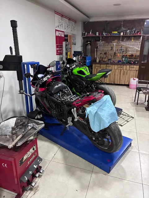 Akman Motor Sivas atölyesinde motosiklet servis ve bakım çalışması 36
