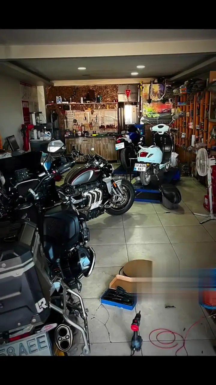 Atölyedeki motosikletler